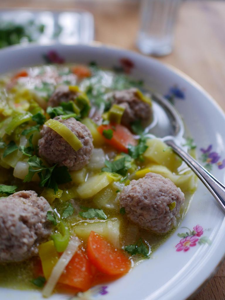 Estnisches Rezept: Gemüsesuppe mit Hackfleischbällchen (Frikadellisupp ...
