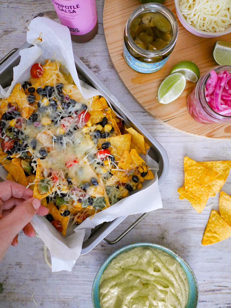 Überbackene Nachos mit schwarzer Bohnen und Mais Salsa